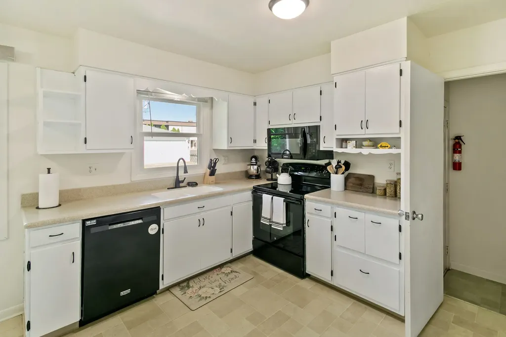 1870 Elizabeth Lane Aurora IL 60505