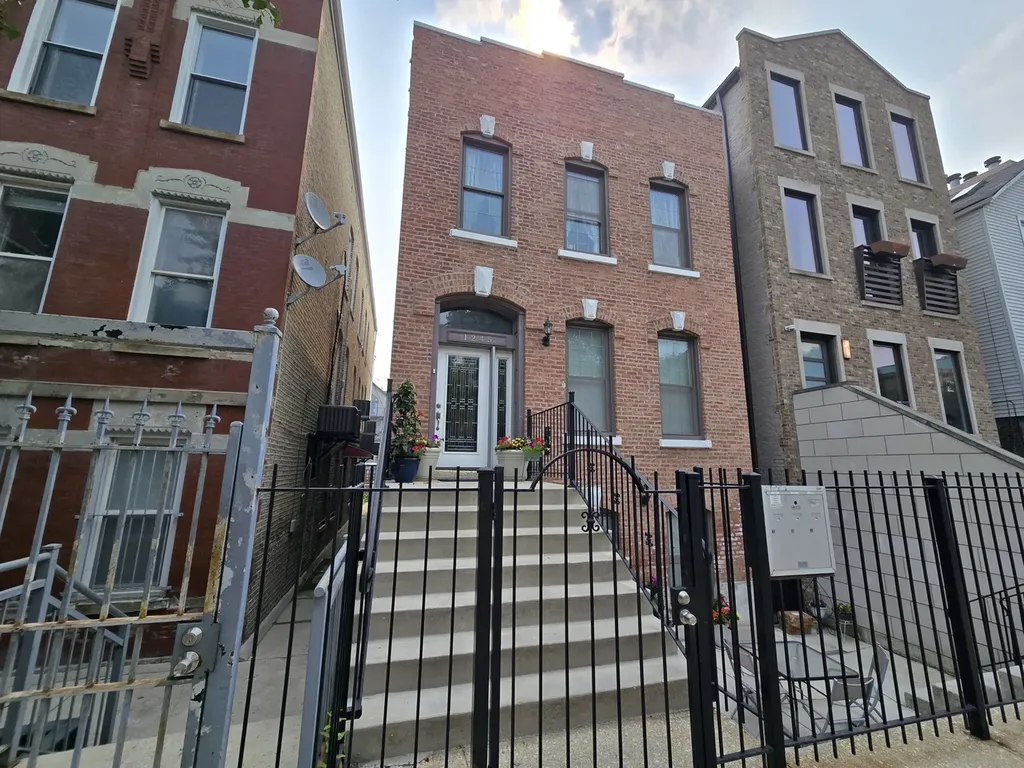 1245 North Cleaver Street Chicago IL 60642