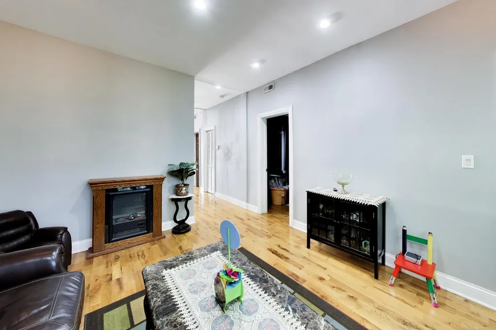 4542 North Long Avenue Chicago IL 60630