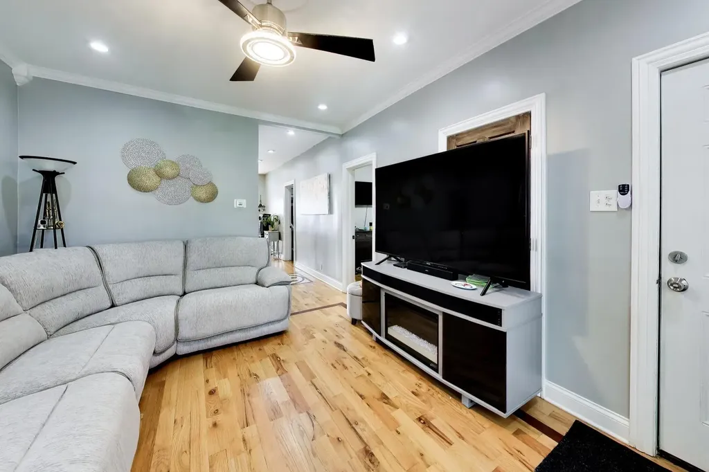 4542 North Long Avenue Chicago IL 60630