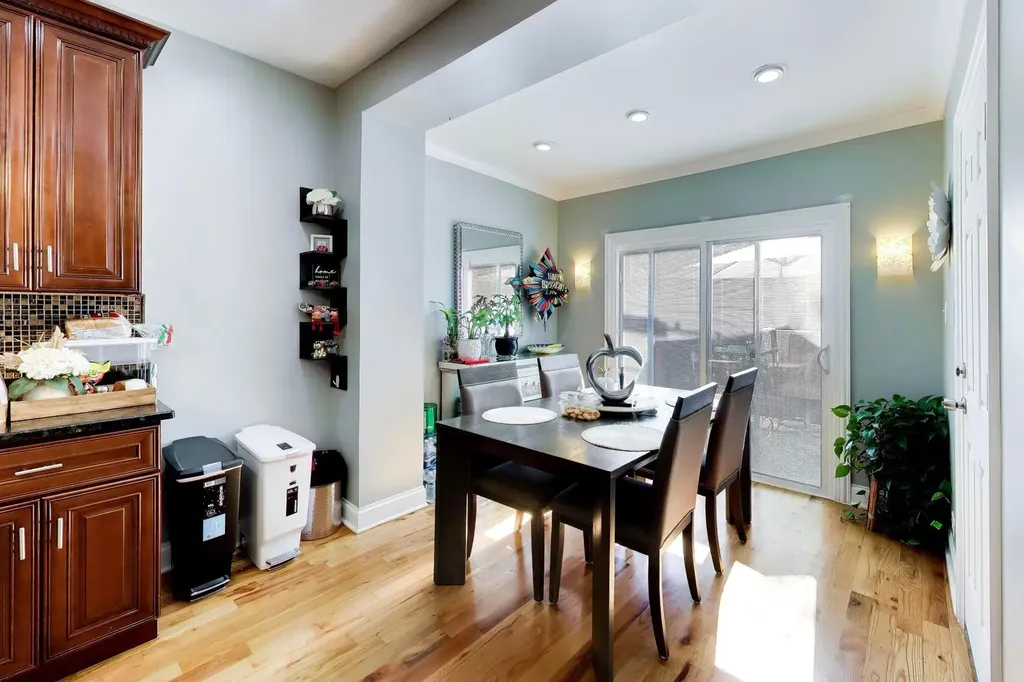 4542 North Long Avenue Chicago IL 60630