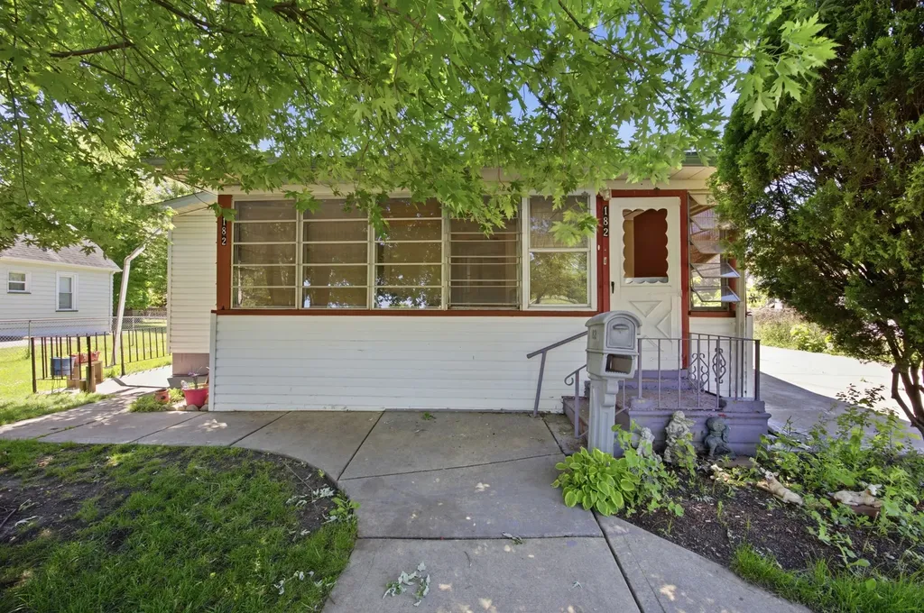 182 North Smith Street Aurora IL 60505