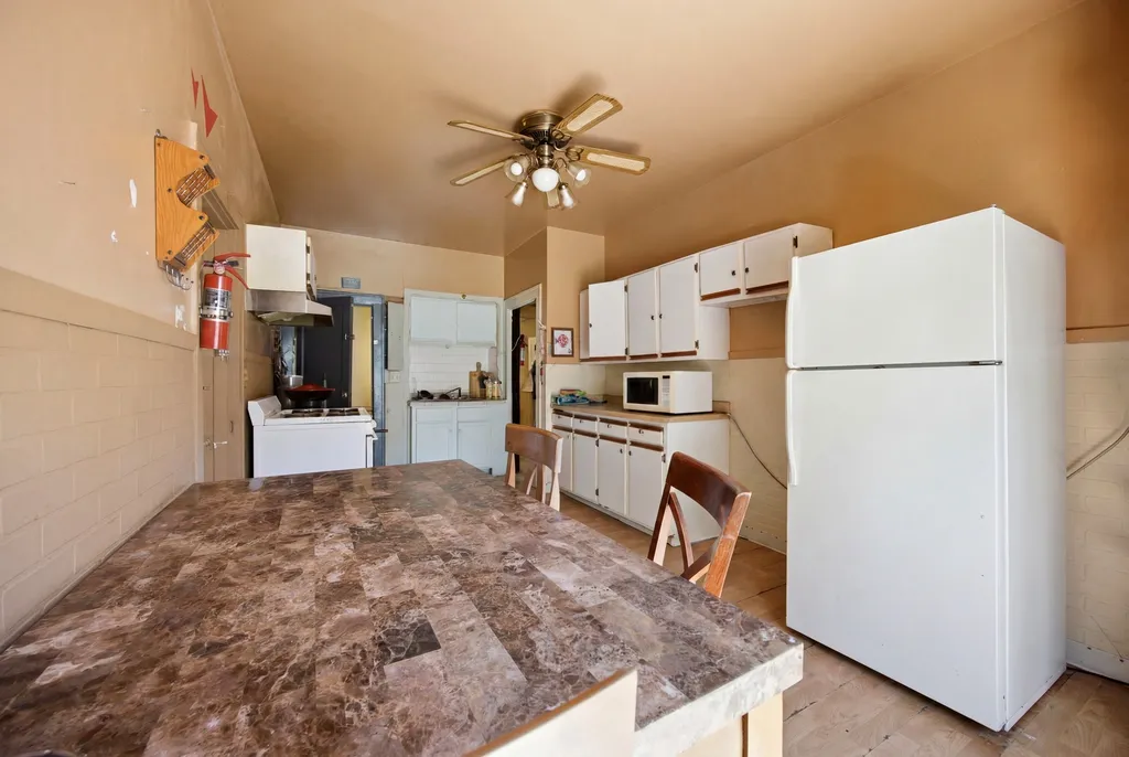 182 North Smith Street Aurora IL 60505