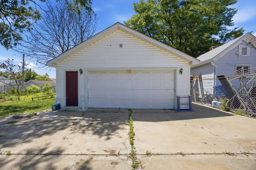 182 North Smith Street Aurora IL 60505