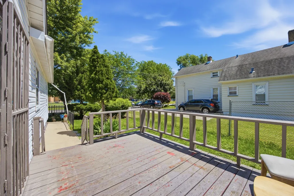 182 North Smith Street Aurora IL 60505