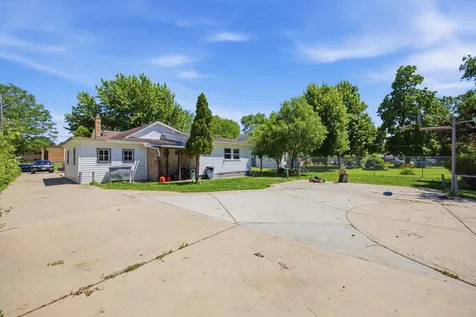 182 North Smith Street Aurora IL 60505
