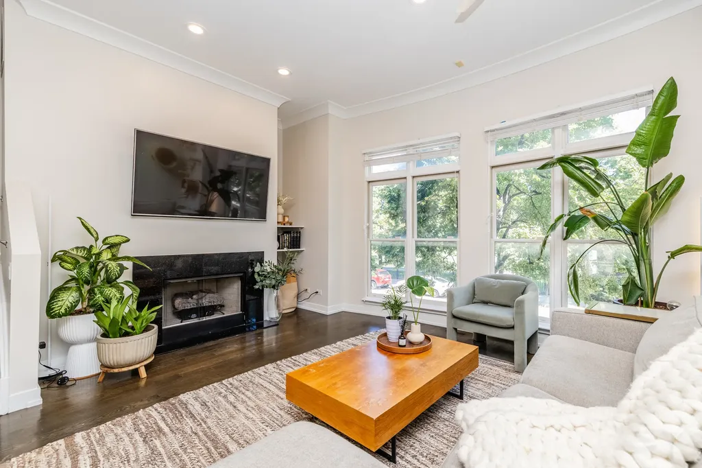 831 West 14th Place Chicago IL 60608