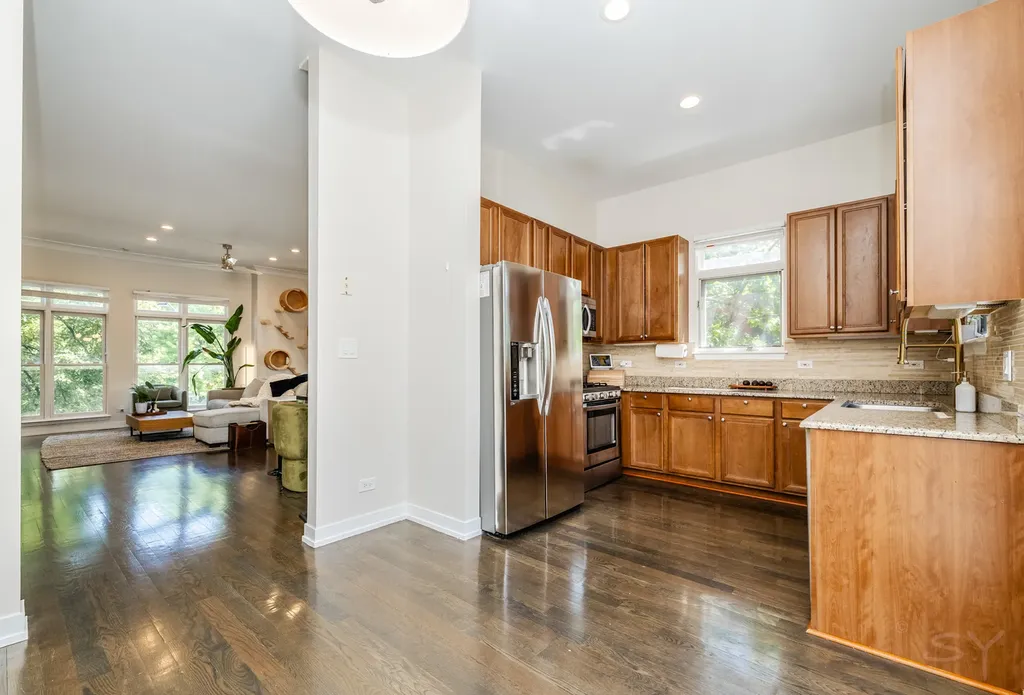 831 West 14th Place Chicago IL 60608