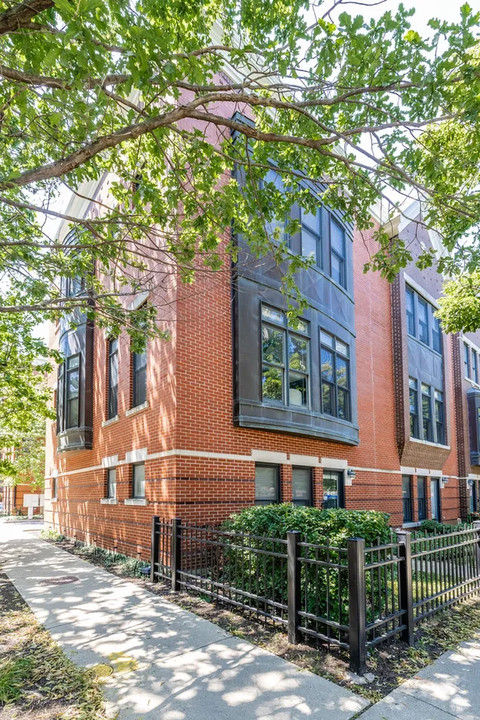 831 West 14th Place Chicago IL 60608