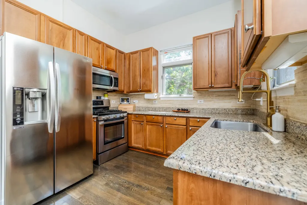 831 West 14th Place Chicago IL 60608