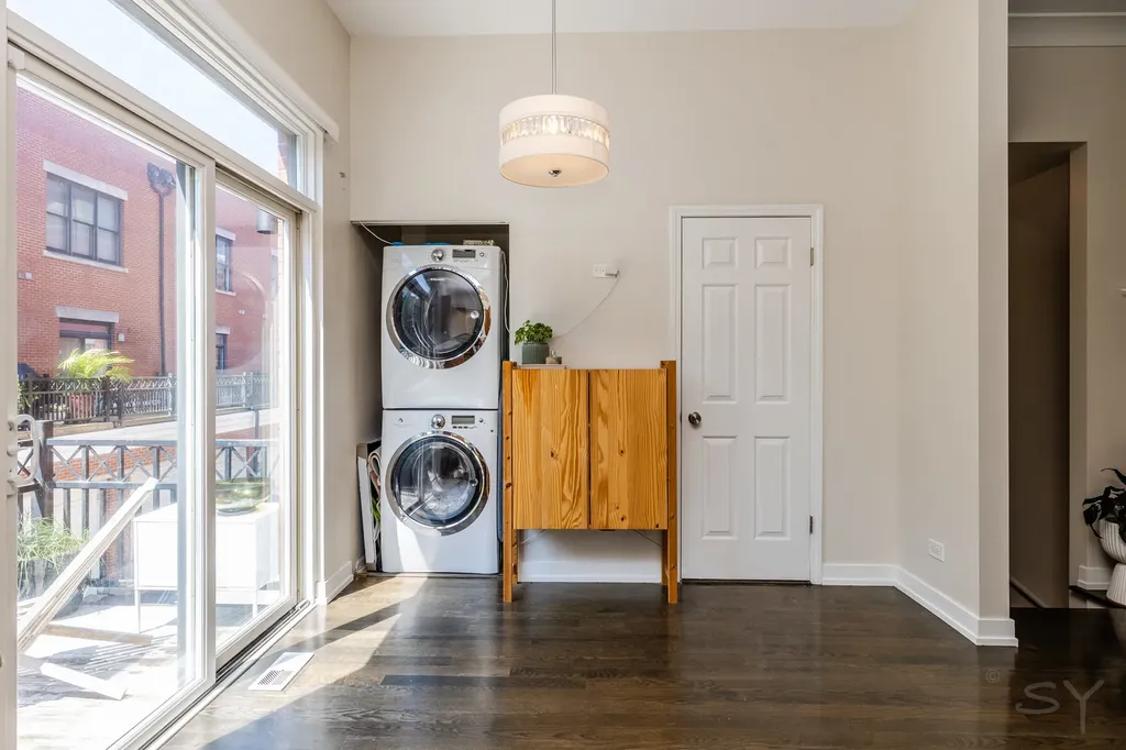 831 West 14th Place Chicago IL 60608