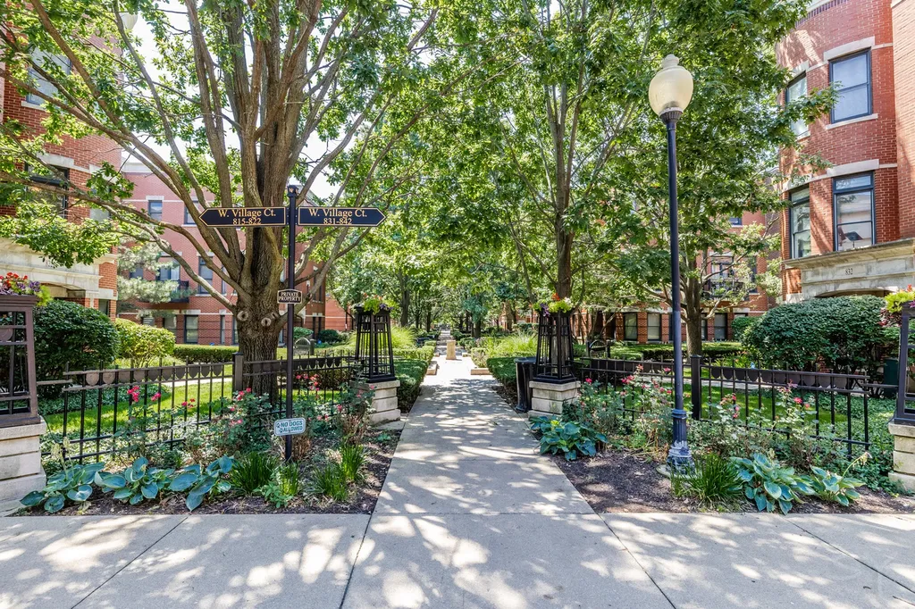 831 West 14th Place Chicago IL 60608