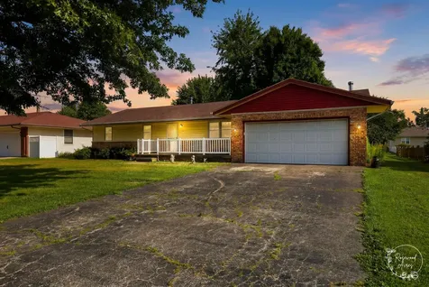 705 East Rosewood Street Watseka IL 60970