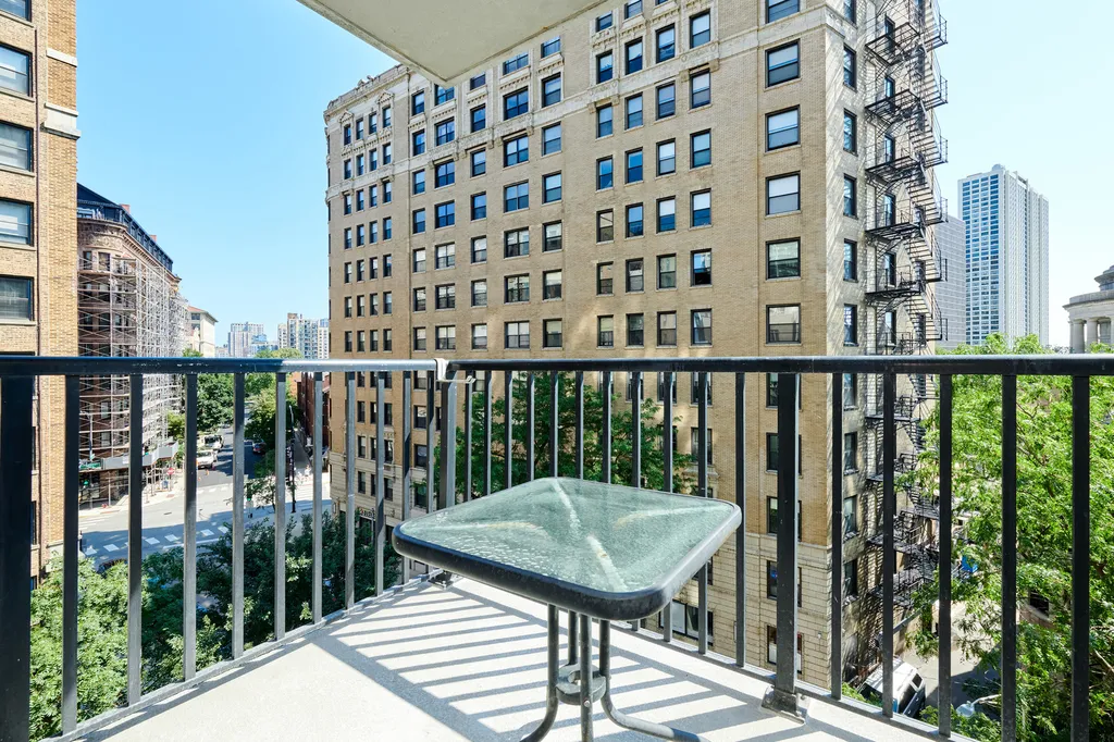 2740 North Pine Grove Avenue Chicago IL 60614