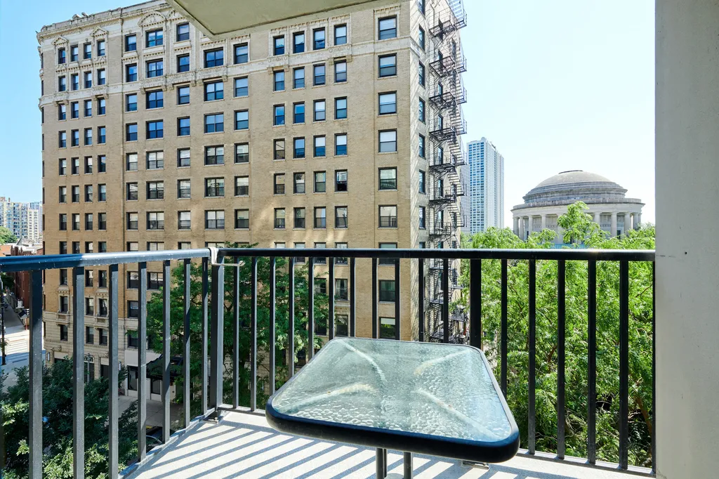 2740 North Pine Grove Avenue Chicago IL 60614