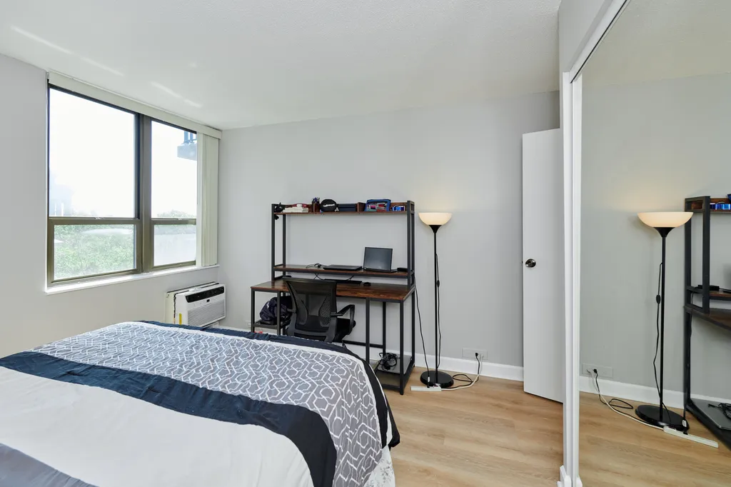 2740 North Pine Grove Avenue Chicago IL 60614