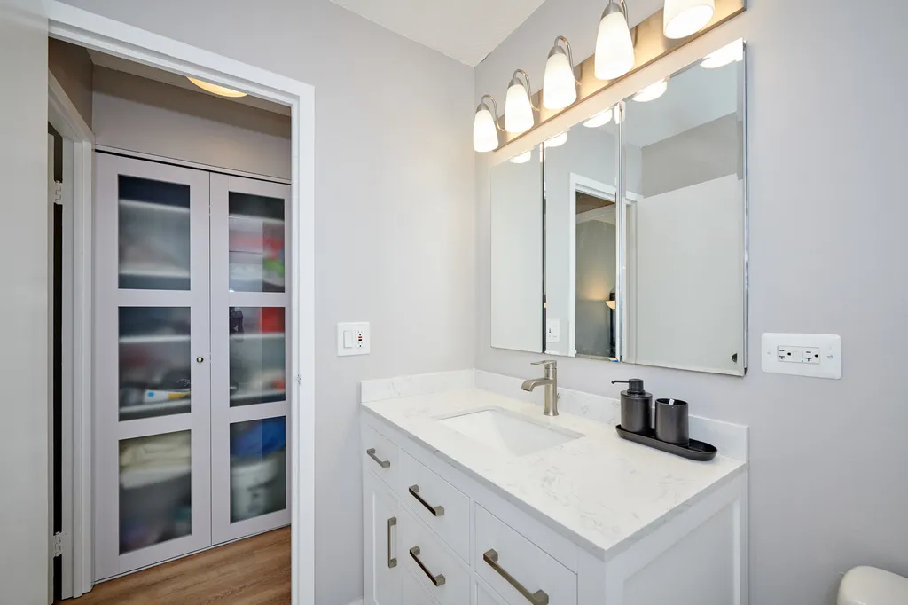 2740 North Pine Grove Avenue Chicago IL 60614