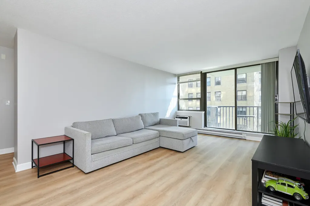 2740 North Pine Grove Avenue Chicago IL 60614