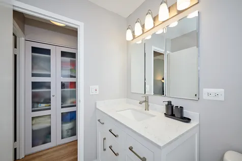 2740 North Pine Grove Avenue Chicago IL 60614