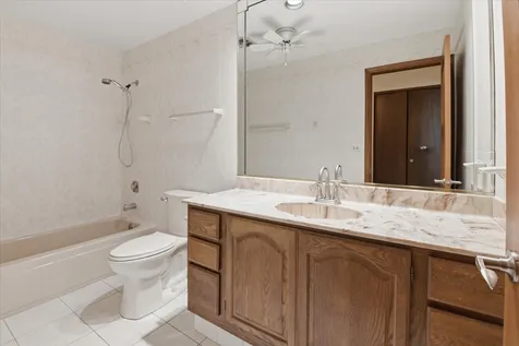 160 Fairfield Way Bloomingdale IL 60108