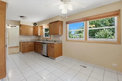 160 Fairfield Way Bloomingdale IL 60108