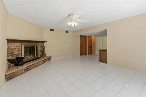 160 Fairfield Way Bloomingdale IL 60108