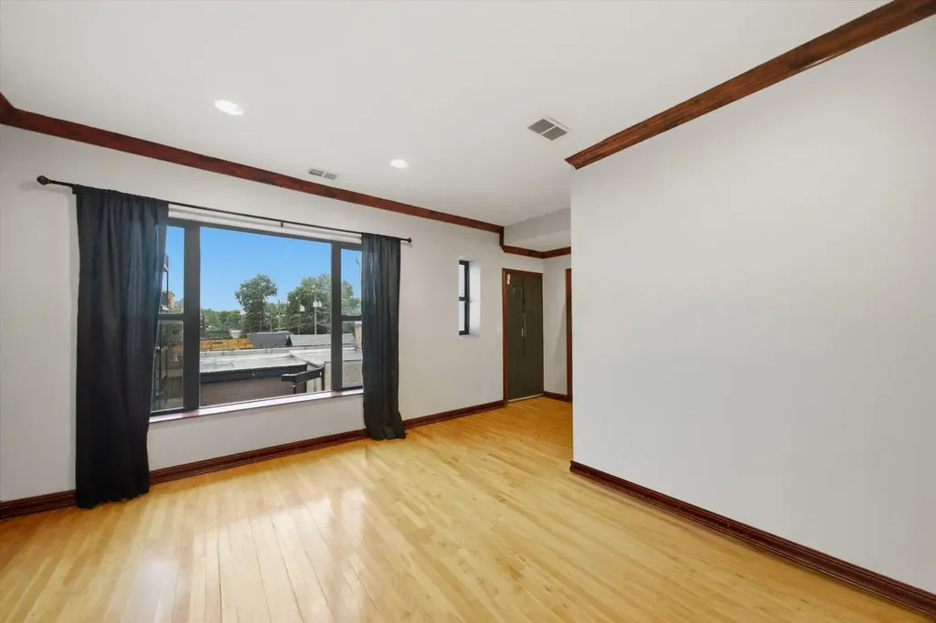 212 East 44th Street Chicago IL 60653