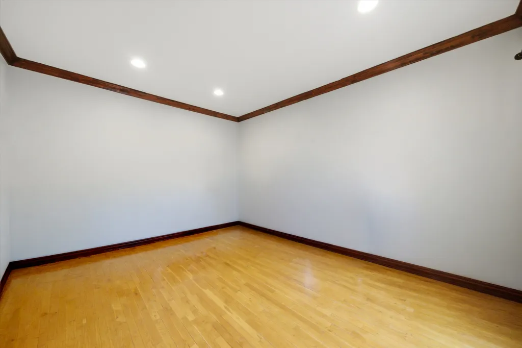 212 East 44th Street Chicago IL 60653
