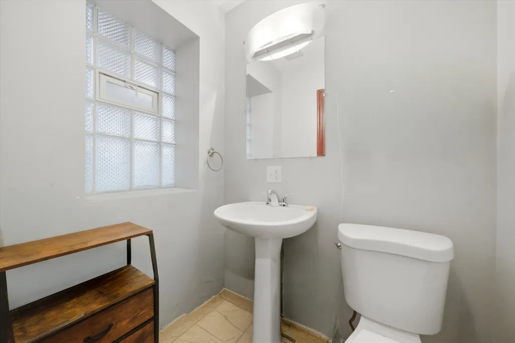 212 East 44th Street Chicago IL 60653
