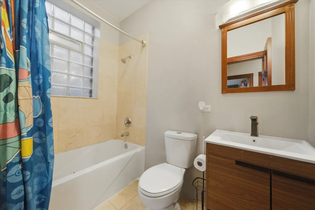 212 East 44th Street Chicago IL 60653
