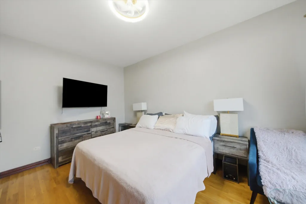 212 East 44th Street Chicago IL 60653