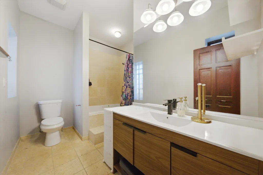 212 East 44th Street Chicago IL 60653