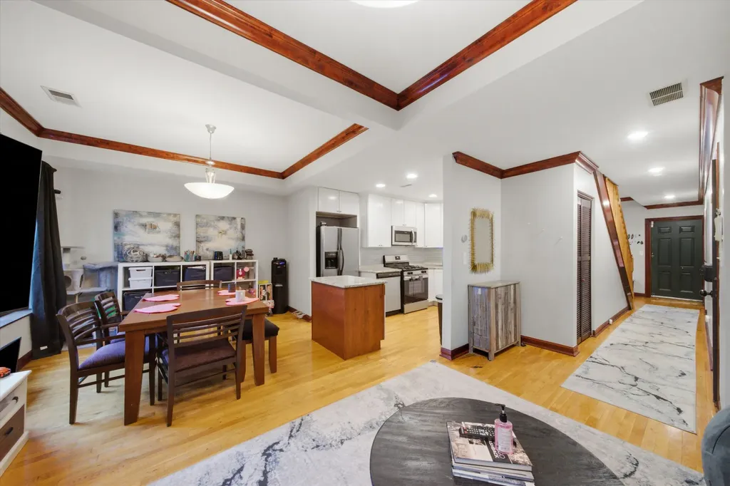 212 East 44th Street Chicago IL 60653