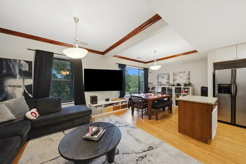 212 East 44th Street Chicago IL 60653