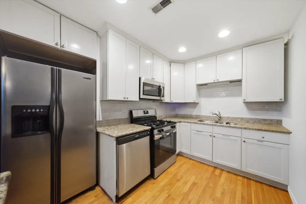 212 East 44th Street Chicago IL 60653