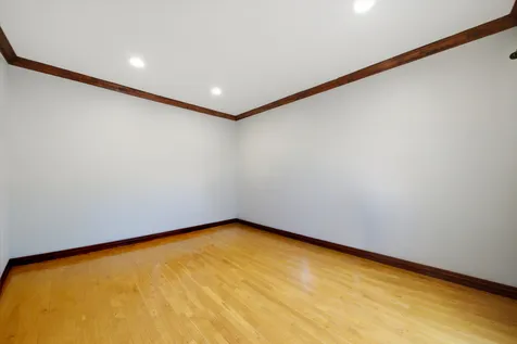 212 East 44th Street Chicago IL 60653