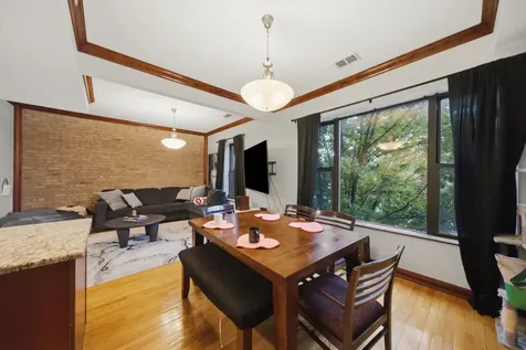 212 East 44th Street Chicago IL 60653