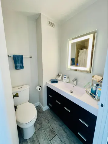 2728 North Hampden Court Chicago IL 60614