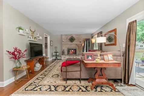 1305 Dancer Court Libertyville IL 60048