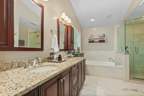 1305 Dancer Court Libertyville IL 60048