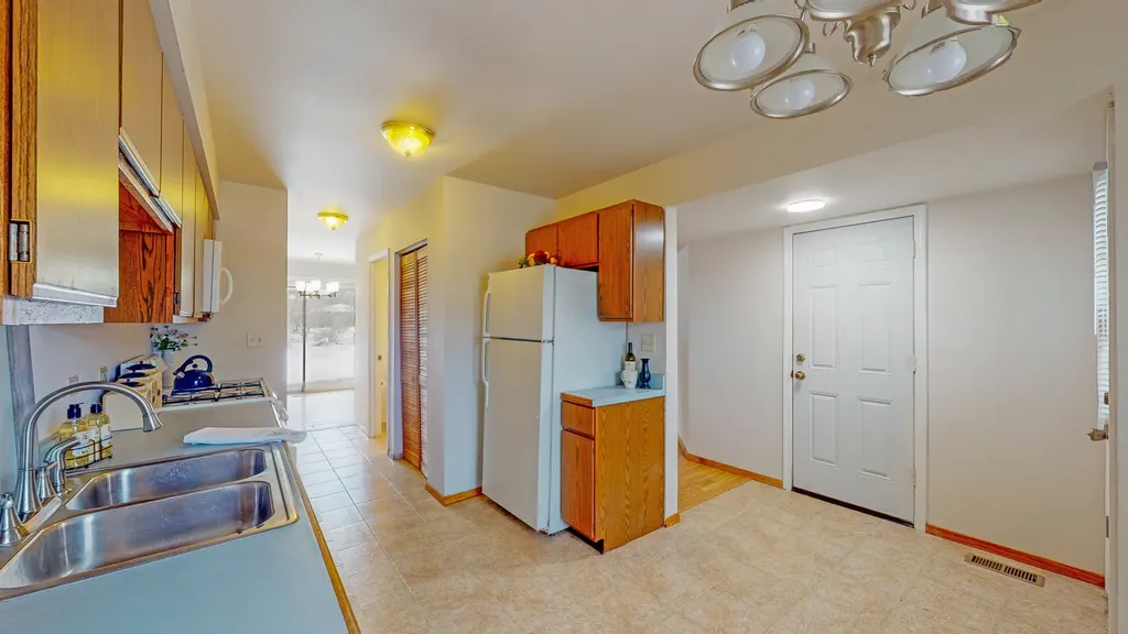 468 Minnesota Circle Carol Stream IL 60188