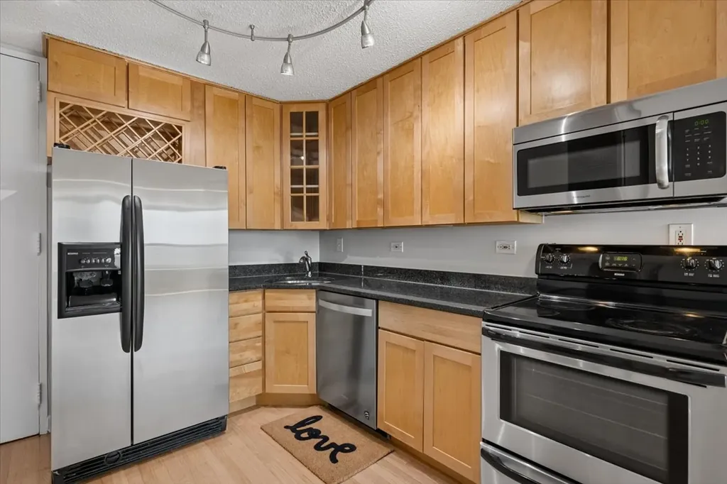 720 West Gordon Terrace Chicago IL 60613