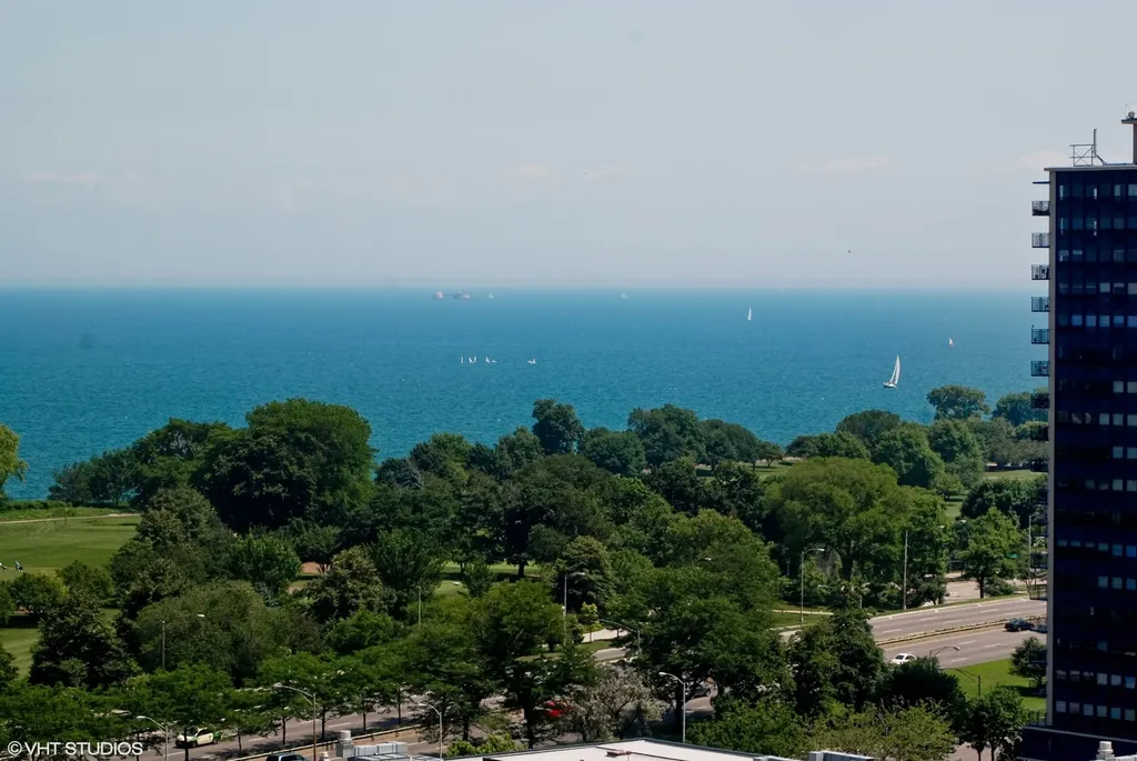 720 West Gordon Terrace Chicago IL 60613