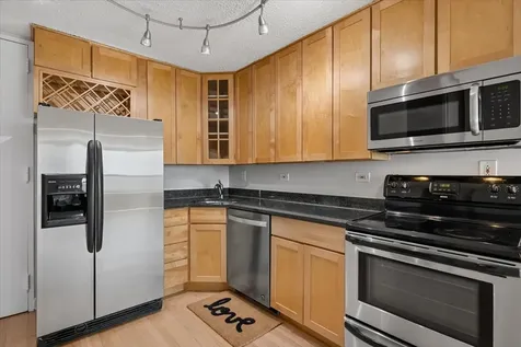 720 West Gordon Terrace Chicago IL 60613