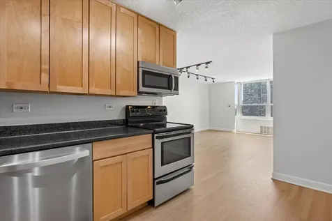 720 West Gordon Terrace Chicago IL 60613