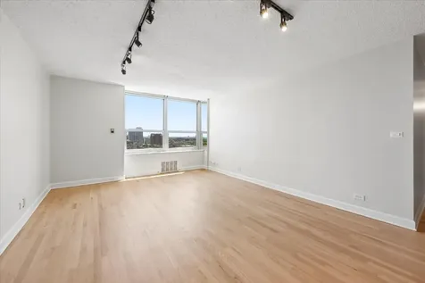 720 West Gordon Terrace Chicago IL 60613