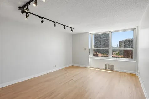 720 West Gordon Terrace Chicago IL 60613
