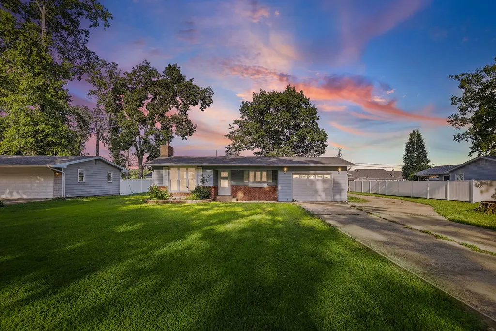 274 Oak Tree Avenue Salem IL 62881