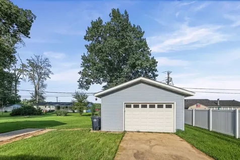274 Oak Tree Avenue Salem IL 62881
