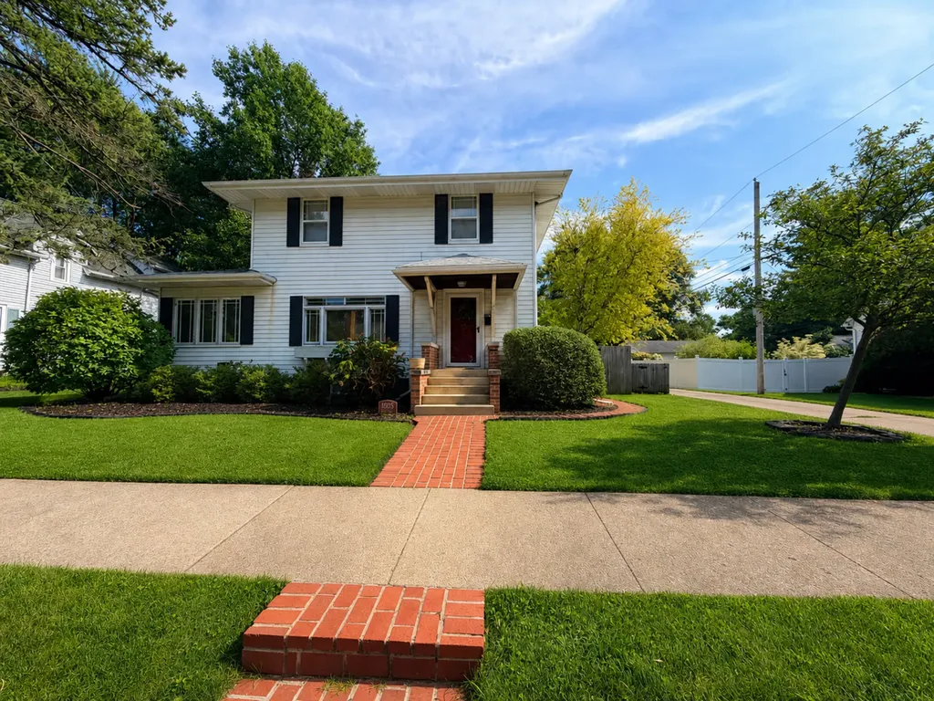 1605 East Taylor Street Bloomington IL 61701